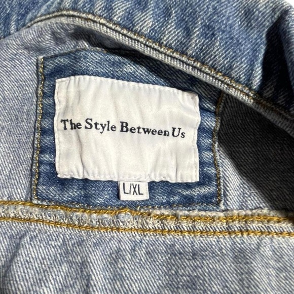 The Style Between Us. Distressed denim jacket with a baggy fit - Picture 3 of 6